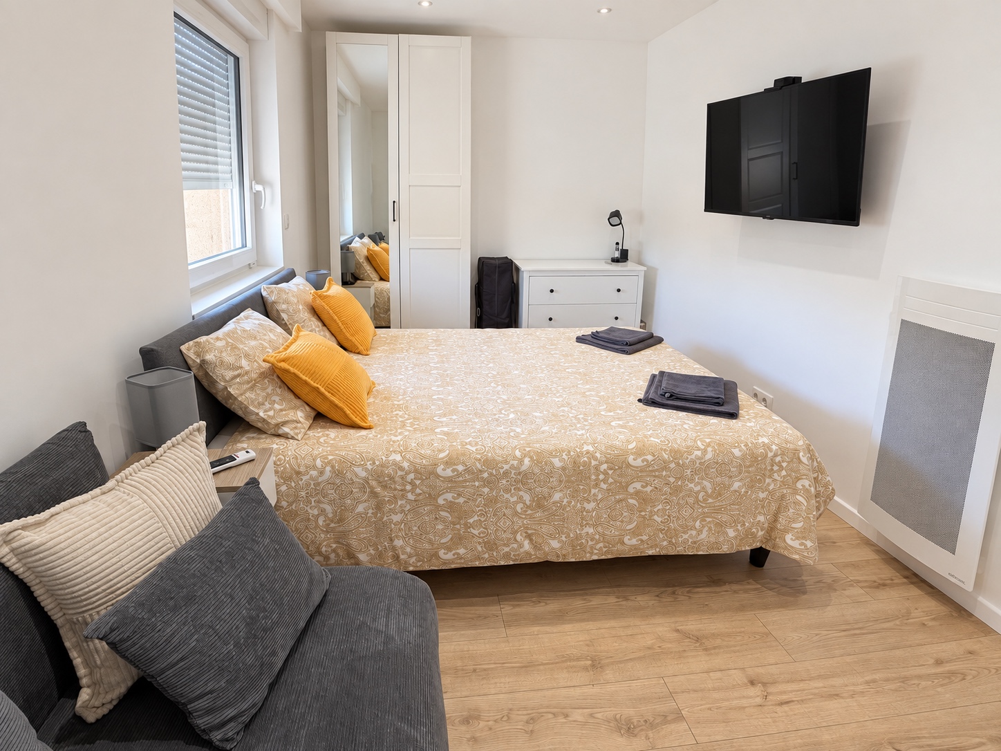 La chambre du Gîte Stella Rosa avec lit double et canapé convertible